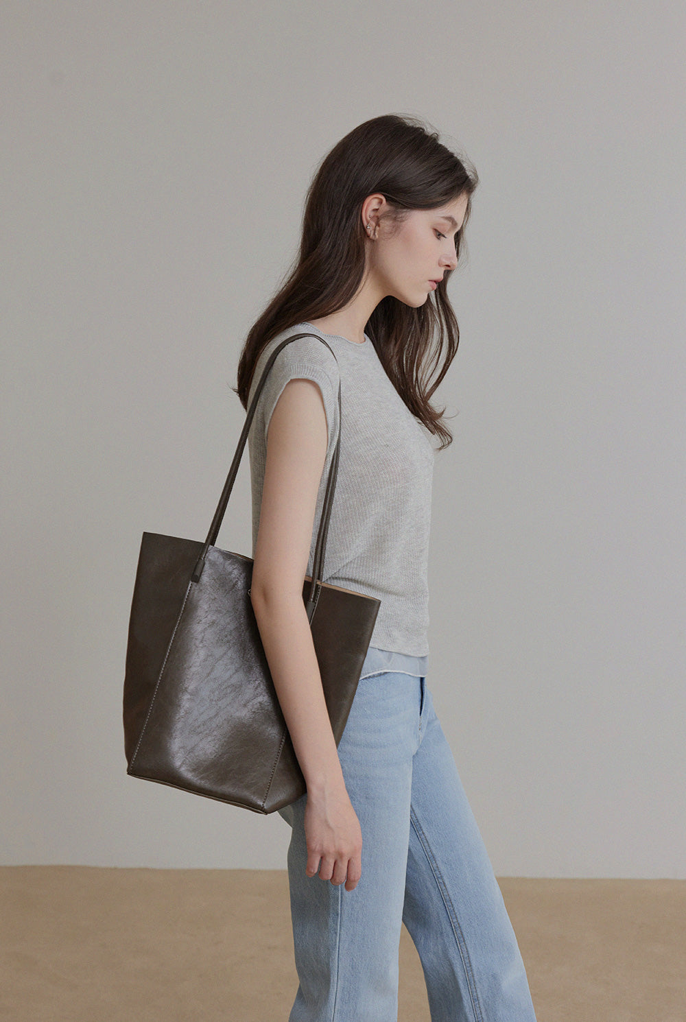 [TWEE] Lemb Back-Slit Sleeveless Knit-4