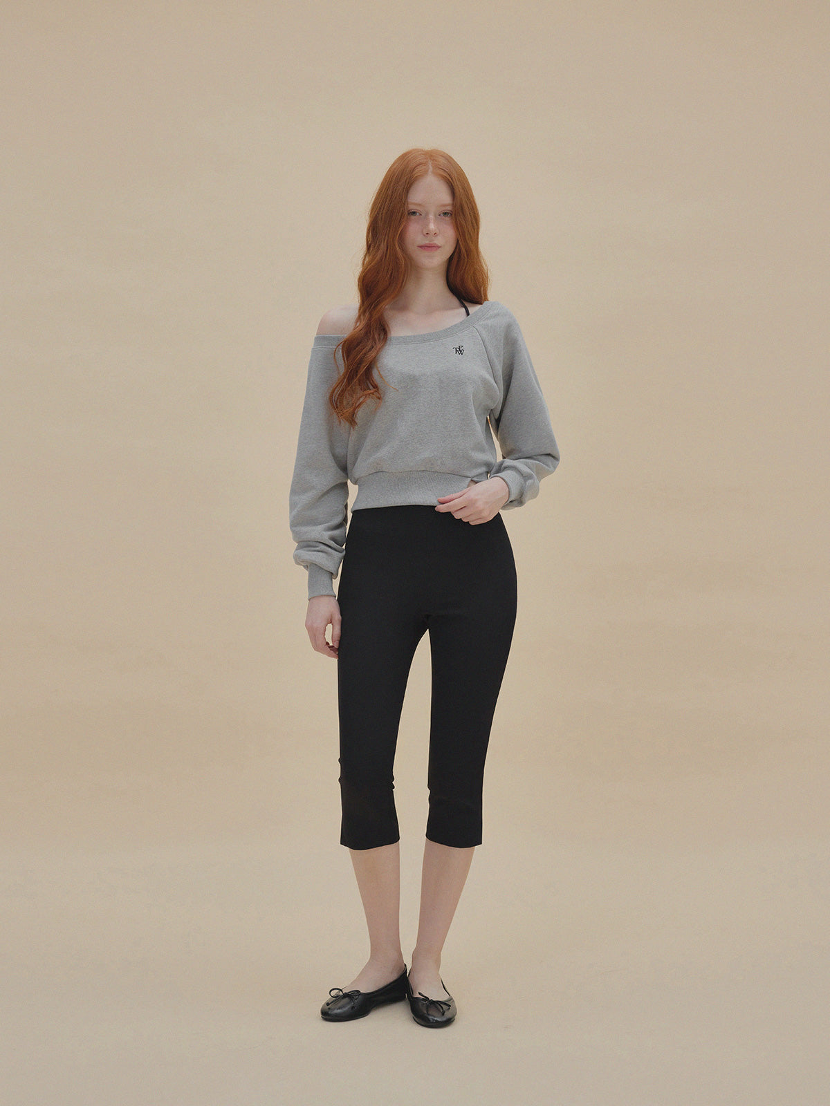 Nezen Embroidered One-Shoulder Long Sleeve Sweatshirt