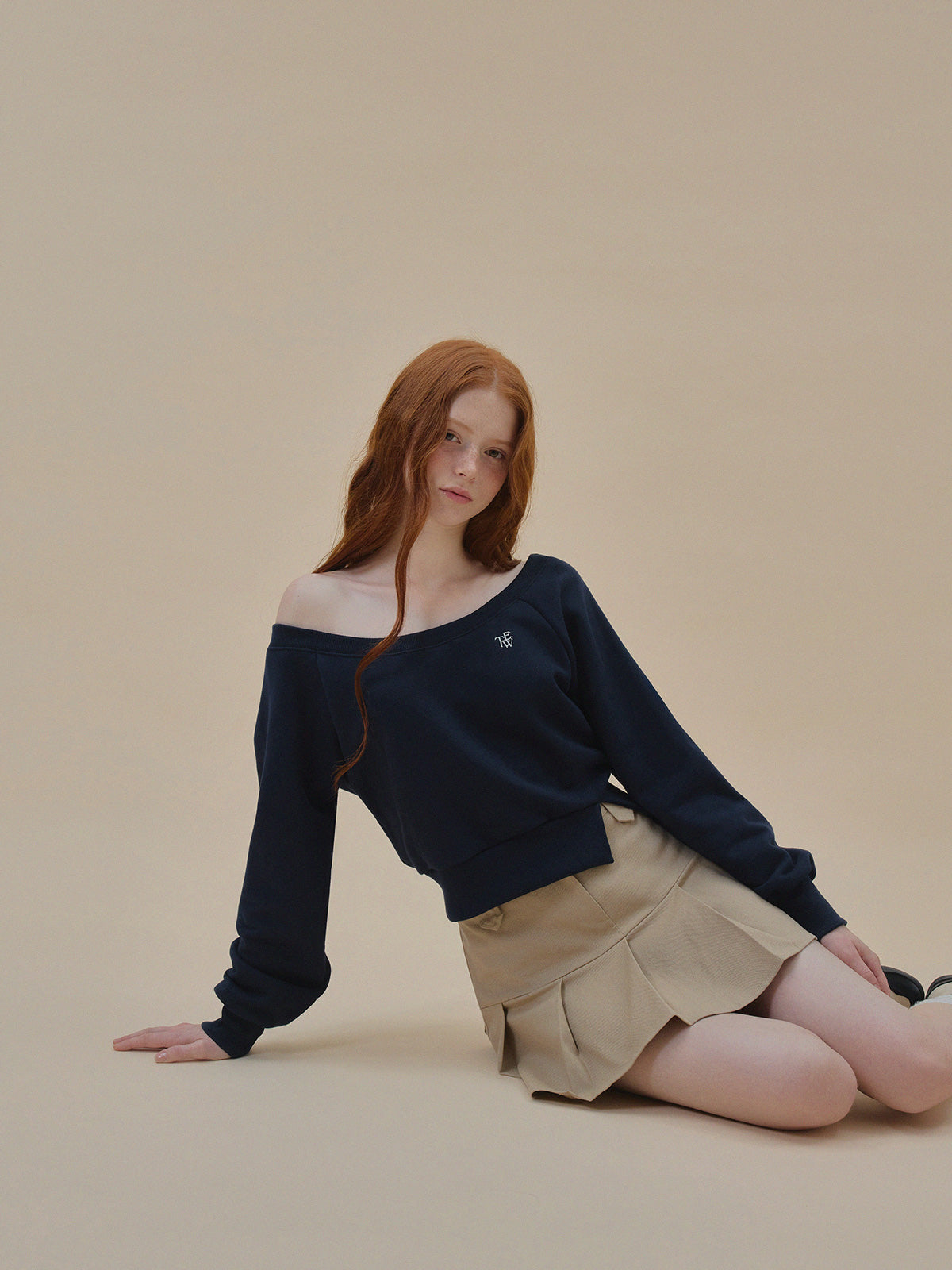 Nezen Embroidered One-Shoulder Long Sleeve Sweatshirt